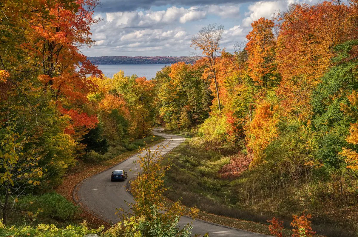 Old Mission Peninsula vs. Leelanau Peninsula: Choosing Your Wine Route in Traverse-City